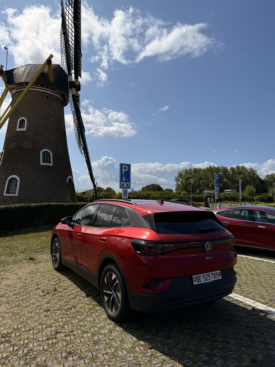 jcfrick's tweet photo. „Steht er dann lädt er“ - es ist schwieriger in Holland einen Parkplatz oder Parkhaus OHNE Lademöglichkeit zu finden als mit 😉 - praktisch überall kann geladen werden! #eFrick https://t.co/ctcd0KrKOp