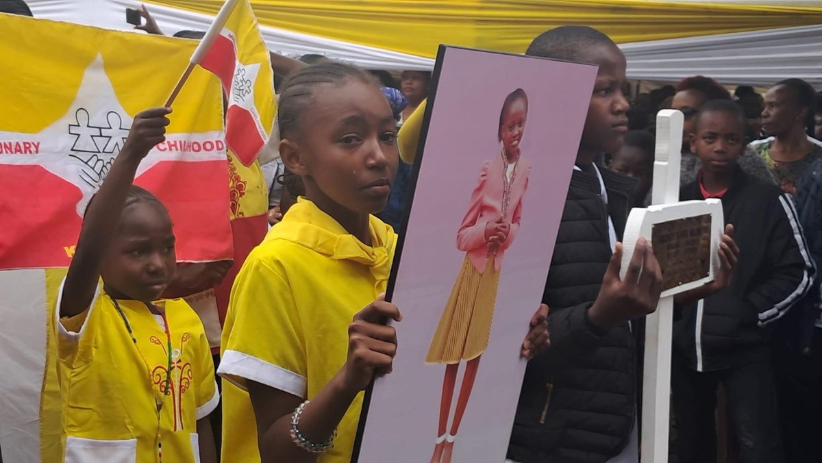 Anwar Saddat (@anuarsaddat) on Twitter photo <a href="/WilliamsRuto/">William Samoei Ruto, PhD</a> Pupils shading tears as they pay their last respects their fellow 12-Year-Old Bridget Njoki, Killed by Police During Saba Saba Protests.
If this was your child, what would you do?
Have some empathy brother! <a href="/WilliamsRuto/">William Samoei Ruto, PhD</a> Pupils shading tears as they pay their last respects their fellow 12-Year-Old Bridget Njoki, Killed by Police During Saba Saba Protests.
If this was your child, what would you do?
Have some empathy brother!