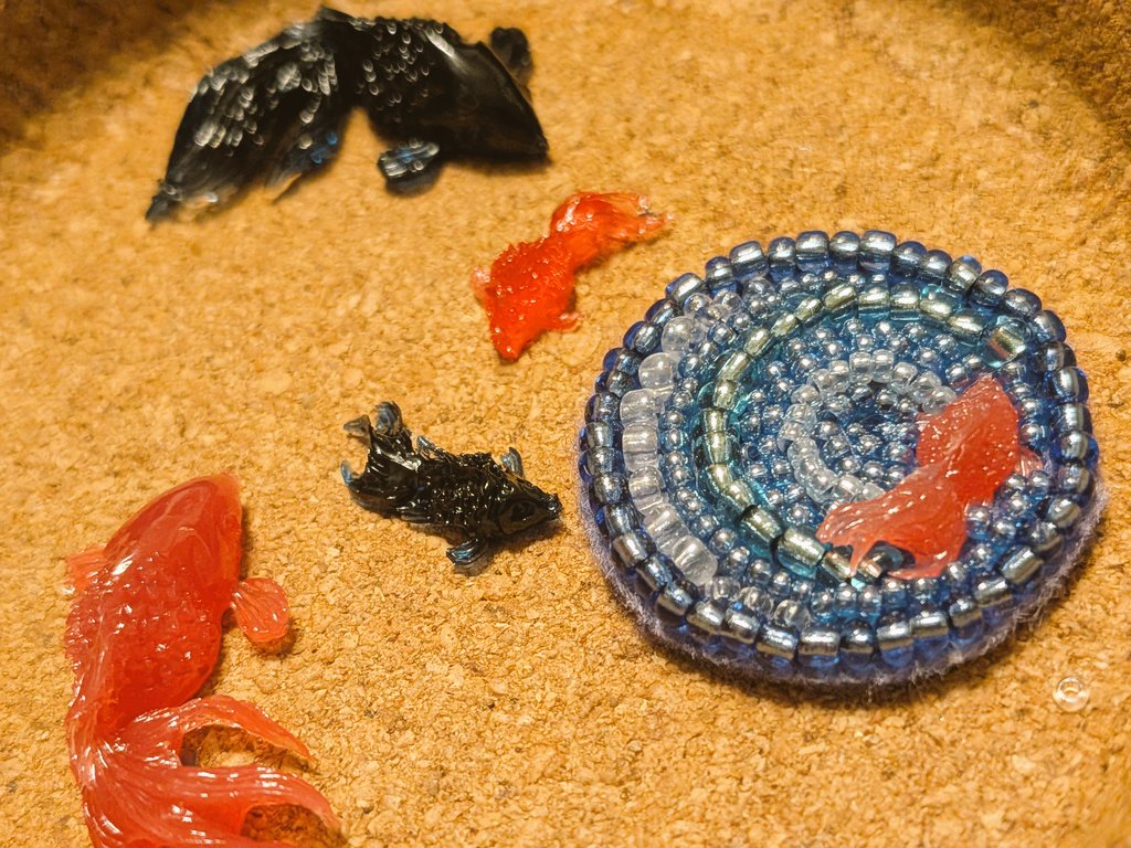 handmade_fsst's tweet photo. いいモールドを手に入れました😚
水面の表現を模索中💦💦
#金魚　#刺繍　#レジン　#バンドメイド　#ハンドメイド好きさんと繋がりたい https://t.co/A0UWoJ8VHF