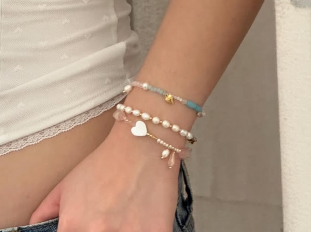 Lmxl339S's tweet photo. ̇🪞🧸สร้อยข้อมือแบรนด์ไทยที่ค้นพบมาแล้วคือน่ารักเกินเบอร์สุบ ๆ เป็นเครื่องประดับที่สาวๆ ควรมีช่วยเสริมลุคแบบลูกคุณหนูหลานคุณนายมาก พิกัดอยู่ใต้โพสต์นี้ค่ะ 
https://t.co/z4l2dXuV23 https://t.co/Ed1kx49LJx