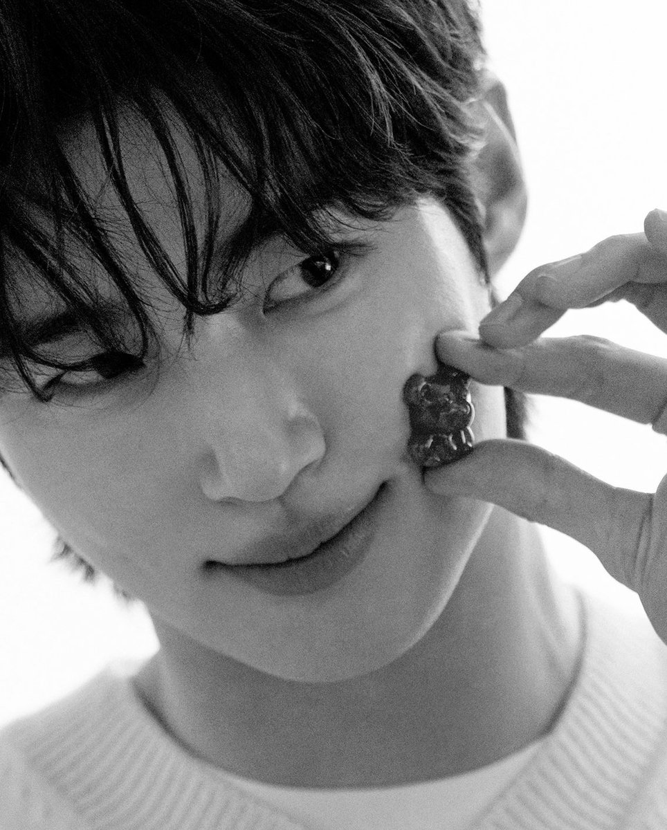 아즌쯔늠기여어ㅜ 젤리곰을 볼에 딱 대다니