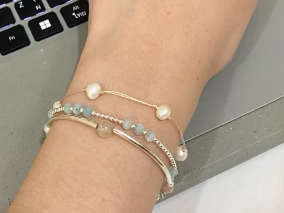 Lmxl339S's tweet photo. ̇🪞🧸สร้อยข้อมือแบรนด์ไทยที่ค้นพบมาแล้วคือน่ารักเกินเบอร์สุบ ๆ เป็นเครื่องประดับที่สาวๆ ควรมีช่วยเสริมลุคแบบลูกคุณหนูหลานคุณนายมาก พิกัดอยู่ใต้โพสต์นี้ค่ะ 
https://t.co/z4l2dXuV23 https://t.co/Ed1kx49LJx