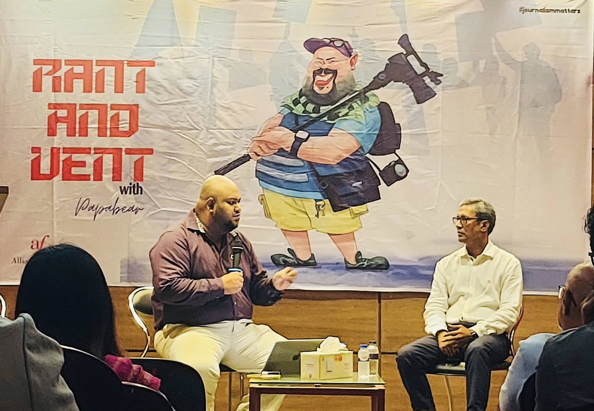 SJpapabear's tweet image. Successfully completed Episode 1 of #RantandVentwithPapabear - a live, interactive talk show for and by journalists. @Azad2021 was my co-speaker on the topic - 'What is News?' 

Next episode -- August 11 @ Alliance Francaise de Dhaka, Dhanmondi. #markthedate #journalismmatters