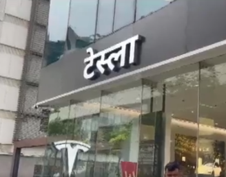 होय दालनाचा नामफलक मराठीतच आहे आणि तो कायदा नियमानुसार आहे , महाराष्ट्रात मराठी भाषेत फलक लावणे सक्तीच आहे, गोबरपट्ट्यातील लोकांची मळमळ समजून घेऊ शकतो आम्ही
#StopHindiImposition #Marathi