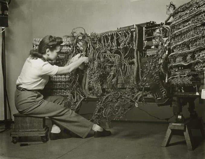 Cybertwts's tweet image. A photo of an engineer wiring an early IBM computer, 1958.

#proxysock