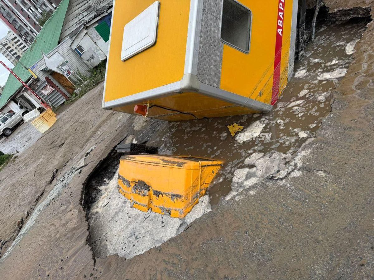 cossackgundi's tweet image. In glorious Novosibirsk, heart of “traditional” Russia, a KAMAZ emergency truck valiantly rushed to fix some other failure only to be swallowed whole by the road it was driving on.