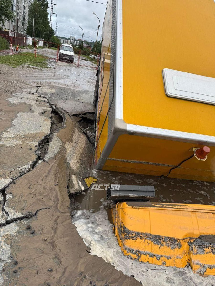 cossackgundi's tweet image. In glorious Novosibirsk, heart of “traditional” Russia, a KAMAZ emergency truck valiantly rushed to fix some other failure only to be swallowed whole by the road it was driving on.