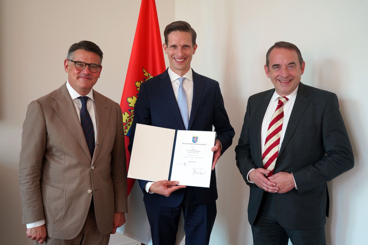 Willkommen👋 Till Kaesbach ist seit heute Finanzstaatssekretär. Dafür wurde ihm in der Staatskanzlei von <a href="/Boris_Rhein/">Boris Rhein</a> die Ernennungsurkunde überreicht. Im Finanzministerium wurde der neue Amtschef von den Kolleginnen und Kollegen herzlich begrüßt.