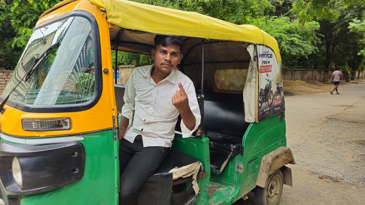 Samar Halarnkar (@samar11) on Twitter photo “Ye kaagaz hum kaise banwayenge?”
In a family of 6 voters, only Birju Kumar, 27, has 10-std marksheet, among 11 documents acceptable to #Bihar’s new electoral rolls, report <a href="/sumitsinghAT/">Sumit Singh</a> & <a href="/Abubakr_syed1/">Syed Abubakr Fatmi</a>. Rest have voter IDs & #Aadhaar, both unacceptable article-14.com/post/anger-cha… “Ye kaagaz hum kaise banwayenge?”
In a family of 6 voters, only Birju Kumar, 27, has 10-std marksheet, among 11 documents acceptable to #Bihar’s new electoral rolls, report <a href="/sumitsinghAT/">Sumit Singh</a> & <a href="/Abubakr_syed1/">Syed Abubakr Fatmi</a>. Rest have voter IDs & #Aadhaar, both unacceptable article-14.com/post/anger-cha…