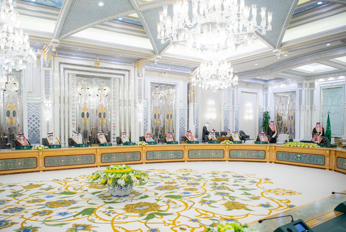 إمام المسلمين مولاي #خادم_الحرمين_الشريفين الملك سلمان بن عبدالعزيز آل سعود "حفظه الله" خلال ترؤسه مجلس الوزراء اليوم الثلاثاء💚
.
حفظ الله والدنا الغالي الملك سلمان وأدامه عزاً و ذخراً للإسلام و المسلمين🇸🇦