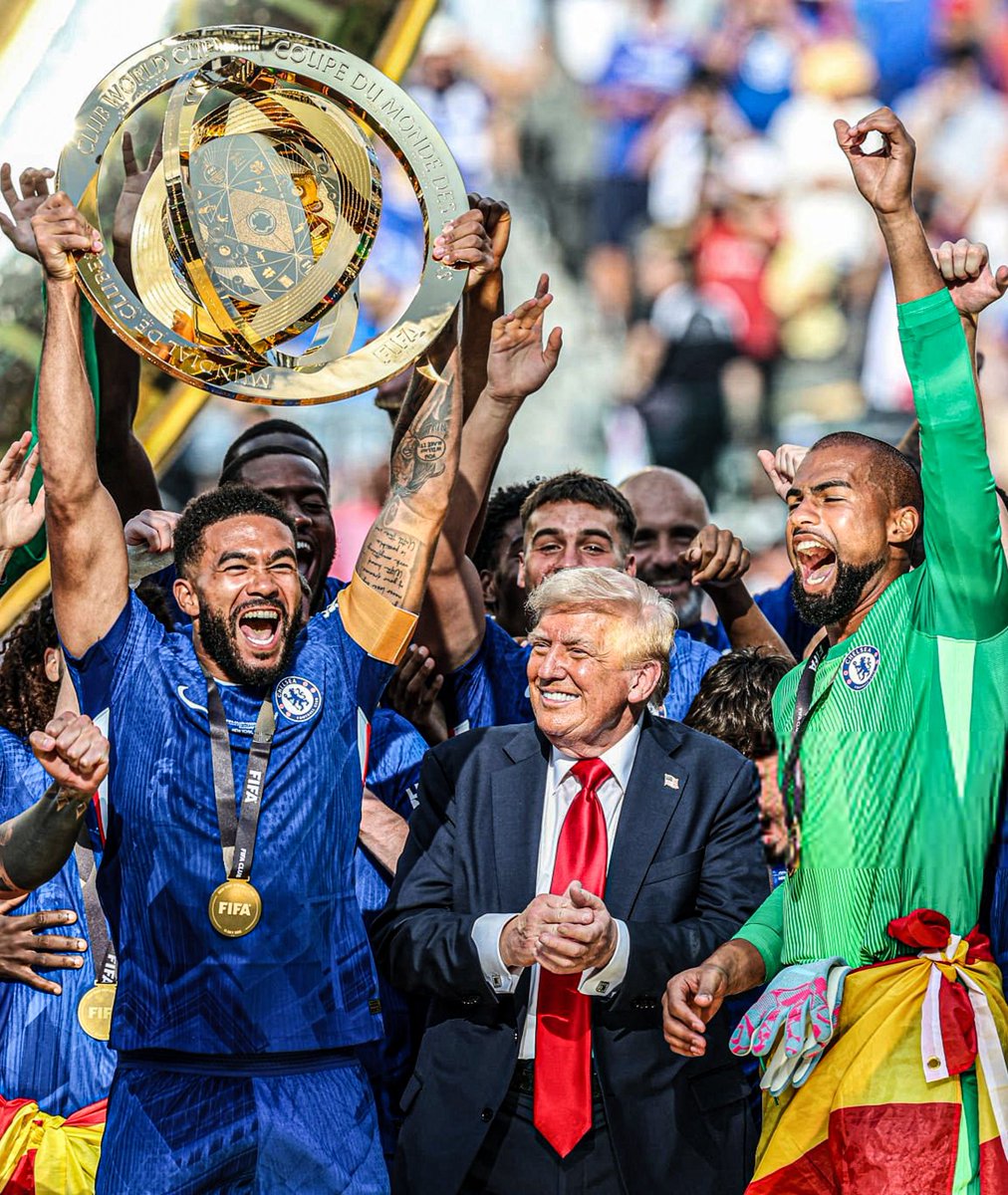 😅🇺🇸 Donald Trump está dispuesto a firmar una ORDEN EJECUTIVA que OBLIGUE a que el ‘SOCCER’ pase a llamarse ‘FOOTBALL’ en Estados Unidos. 

Vía <a href="/nypost/">New York Post</a>.