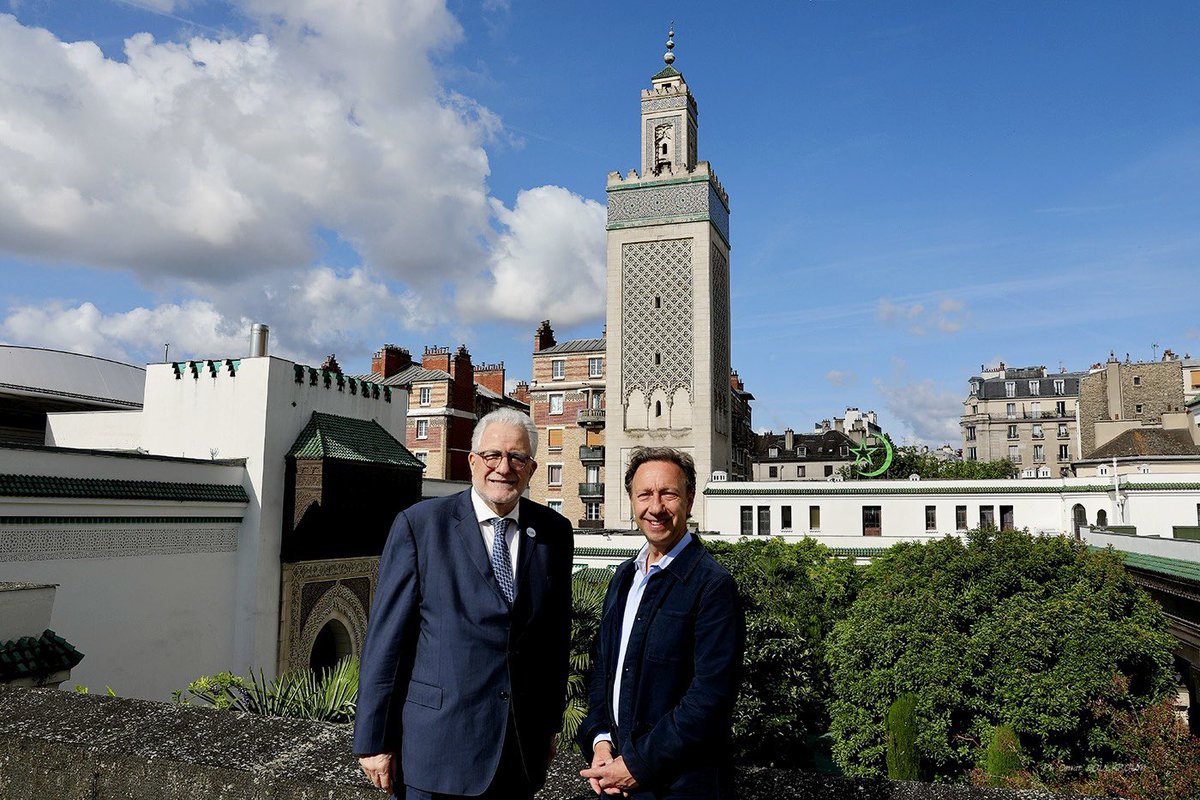mosqueedeparis's tweet image. Le recteur @ChemsHafiz a eu le plaisir de recevoir @BernStephane, journaliste, animateur et écrivain, porteur de la Mission Patrimoine avec la @Fond_Patrimoine, qui nourrit la passion des Français pour leur histoire depuis des décennies.

À l’approche du #centenaire de