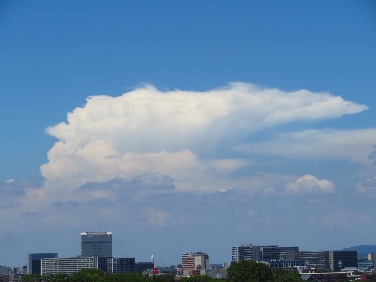かなとこ雲。 積乱雲が雲の発達できる限界の高さまで到達すると、それ