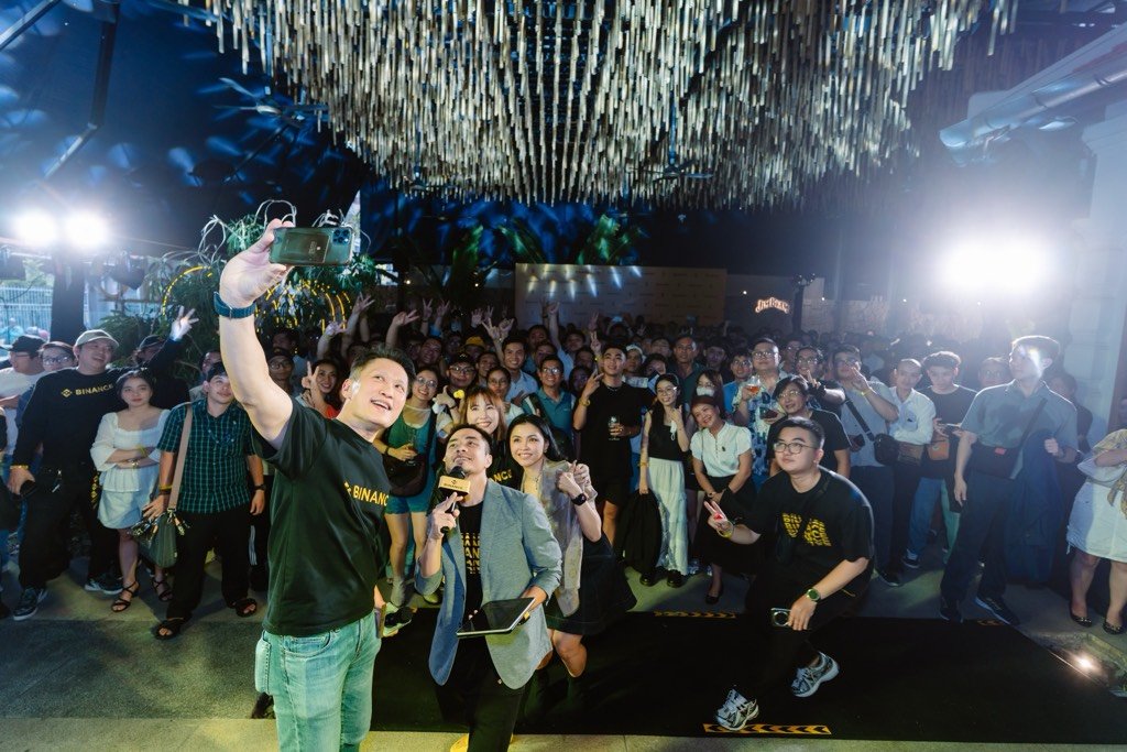 _RichardTeng's tweet image. Vietnam, you were incredible! 🇻🇳
Yesterday, we celebrated 8 years of #Binance with the community that made it all possible. It was amazing to be there and feel the energy of such a vibrant community.