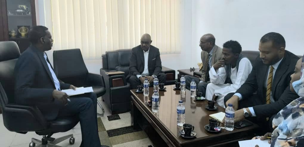 NationalTrendSD's tweet image. ▪️الوفد المدني للمناصرة يلتقي ممثل وزير الخارجية الجيبوتي ويستعرض رؤيته لإنهاء الحرب ودعم الحوار السوداني

التقى الوفد المدني للمناصرة المعني بإنهاء الحرب ودعم الحوار السوداني السوداني، ضمن جولته الإقليمية، بالسيد السفير محمد سياد دوعالا ممثل وزير الخارجية في جمهورية جيبوتي و…