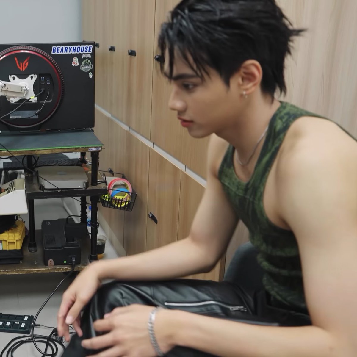 PEE3CU's tweet photo. ตอนแรกคิดว่าเก้าอี้เป็นแบบโซฟาป่ะหว่ะ จนเห็นคุยกับโต๋ย กุจะบ้าาาาา เก้าอี้ทำธรรมดาเลย ไม่มีขอบให้นั่งแน่ๆ 
แล้วแบบ คุยกันยังไงจนต้องไปนั่งตักอ่ะ ฟีลแฟนมากกกก เหมือนงอลกันแล้วบอกเจื่อน อีกฝ่ายไม่ยอม ขอเคลียร์ให้จบอ่ะ อั่ยบ้าๆๆๆๆ 😣🫠 https://t.co/qw6uUmY3cJ