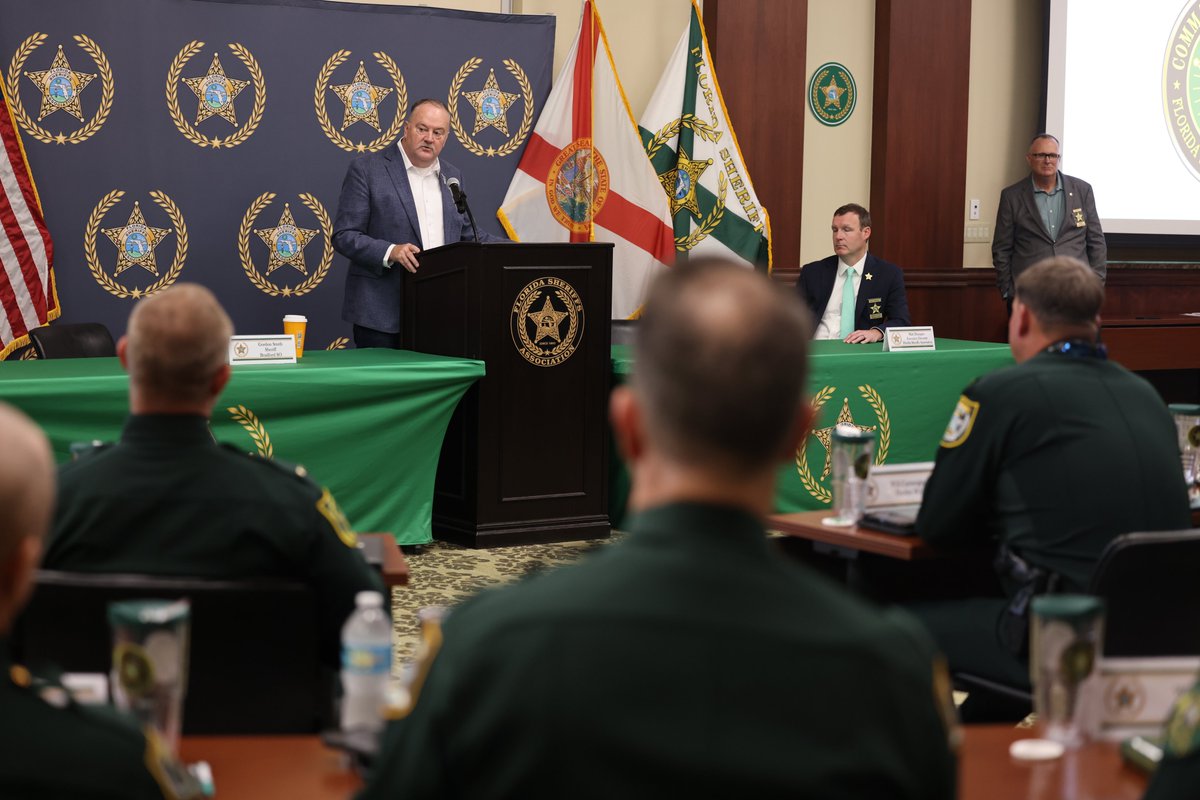 WCSOFL's tweet image. WCSO LIEUTENANT GRADUATES FLORIDA SHERIFFS ASSOCIATION COMMANDERS ACADEMY
WALTON COUNTY, Fla— @WCSOFL Lieutenant James E. Pitman, Jr. has graduated from the @FLSheriffs prestigious Commanders Academy.
Lieutenant Pitman was among personnel representing 36 Florida sheriffs’…