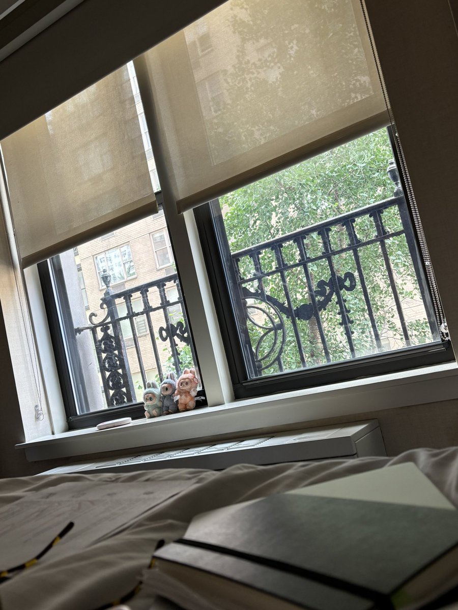 kbyebea's tweet photo. To the people who escape the heat and humidity and go upstate or elsewhere during the summer, do you guys just not work until like, September? 🫠 https://t.co/1ynEjJTUZf