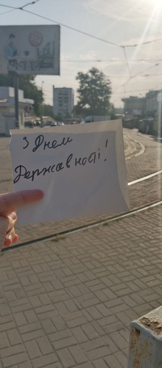 yellowribbonENG's tweet image. More and more photos from occupied territories about Ukraine's Statehood Day