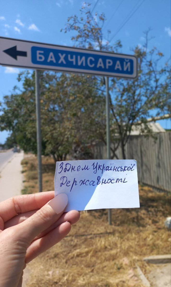 yellowribbonENG's tweet image. More and more photos from occupied territories about Ukraine's Statehood Day