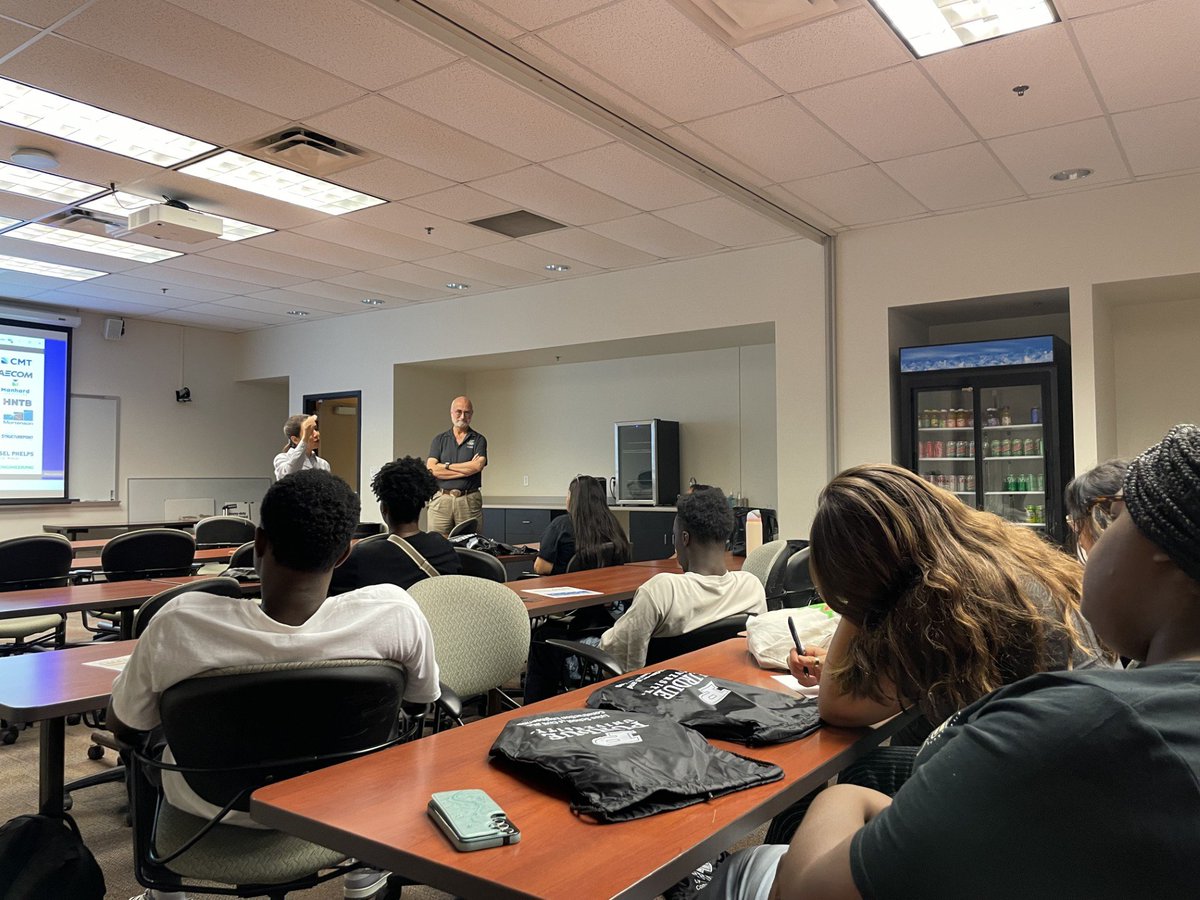 PurdueCCE's tweet image. 🚀 Exciting day for the Engineering Academic Bootcamp '26! First-year students visited Bowen Laboratory, exploring structures and geotechnical engineering, and gained insights from Dr. Theodore Weidner and Dr. Sogand Hasanzadeh on Construction Engineering.💡