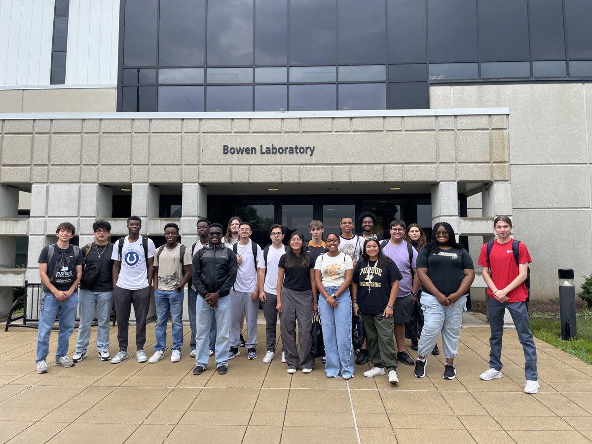 PurdueCCE's tweet image. 🚀 Exciting day for the Engineering Academic Bootcamp '26! First-year students visited Bowen Laboratory, exploring structures and geotechnical engineering, and gained insights from Dr. Theodore Weidner and Dr. Sogand Hasanzadeh on Construction Engineering.💡