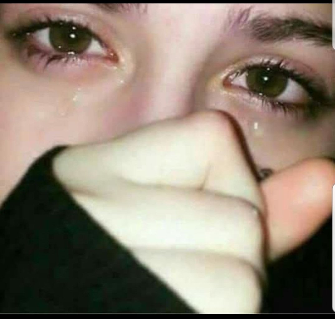 کیسے ممکن تھا کوئی داغ دکھائی دیتا 
میں  دیکھی تھی اسے عشق میں اندھی ہو کر