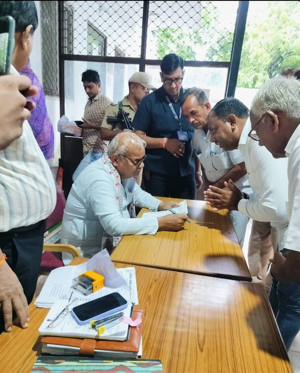 Sushila03185375's tweet photo. ये संविदा शिक्षक आपसे हक की अपील कर रहे हैं संविदा रूल्स में अडॉप्ट हुए ढाई साल होने वाले हैं परंतु अभी तक नियमितीकरण आदेश जारी नहीं कर पाई आपकी सरकार इतनी लचर व्यवस्था है,कृपया शीघ्र नियमितीकरण आदेश जारी करके शोषण से मुक्ति दिलाएं @BhajanlalBjp @KumariDiya @madandilawar @RajCMO https://t.co/Bq32AfmtVW