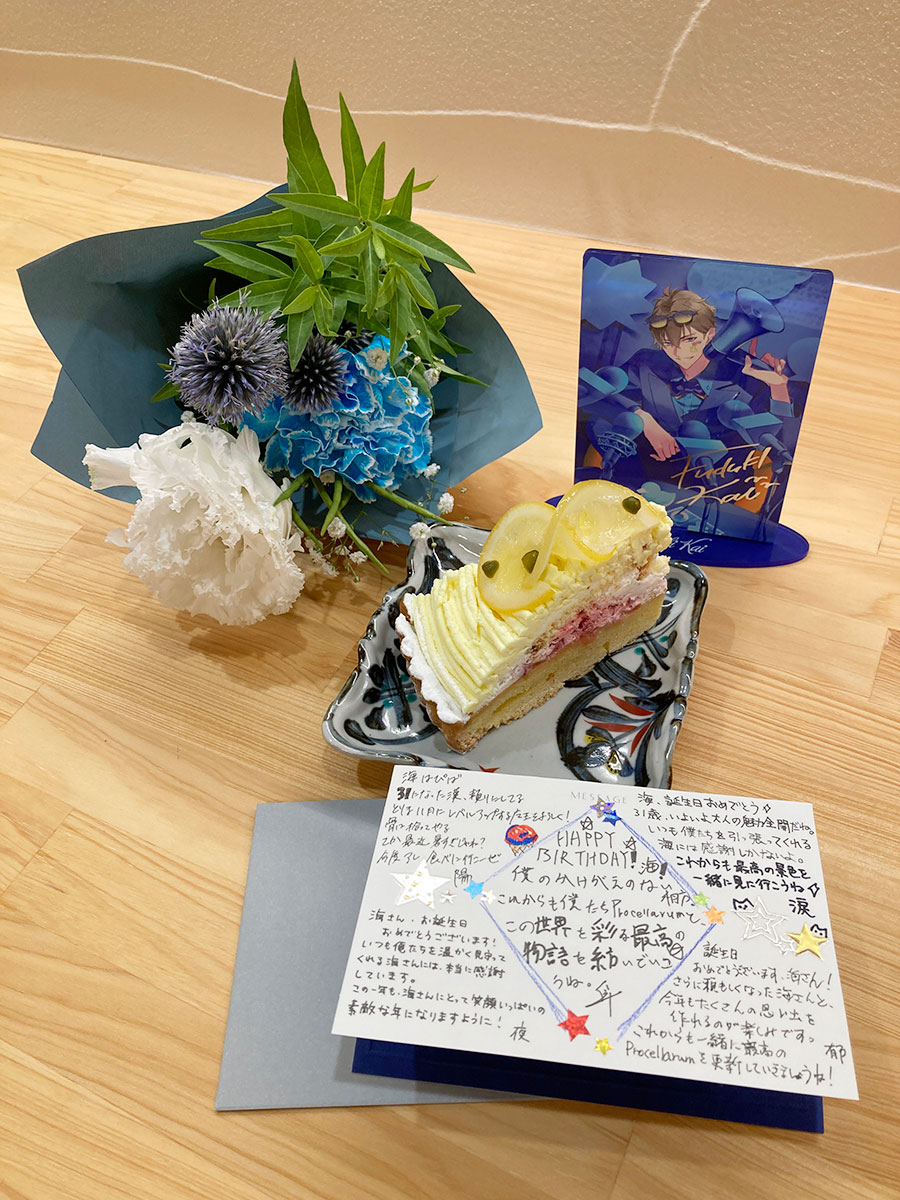 tsukiuta1's tweet image. ☆本日は海誕生日⑤☆
陽「…うーわー、ラスボスが両手を広げて待ってんぞ」
涙「隼はもう1回よしよししてもらったのにね」
夜「海さんさえよければおかわりOKなんじゃないかな」
郁「何てったって海さんの相方ですもんね」
海「あはは。あらためてよろしくな、かけがえのない相方さん?(ヨシヨシ)」…