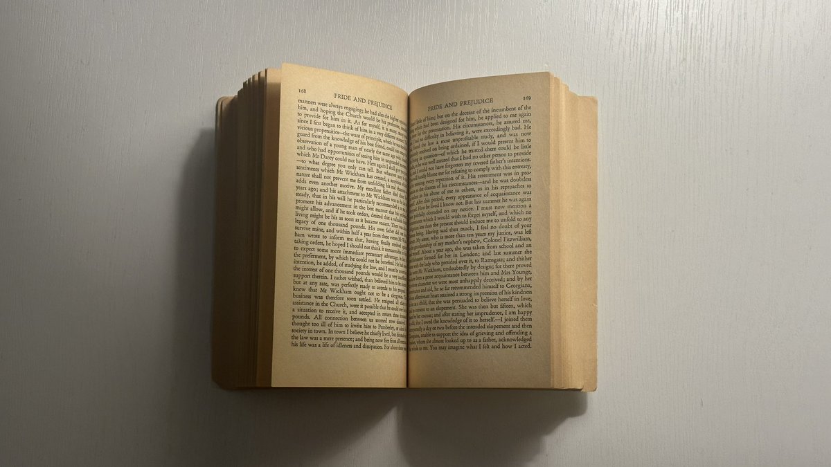 كتاب Pride and Prejudice
للكاتبة Jane Austen

رواية تسخر بذكاء من الطبقات الاجتماعية والتحامل، متخفية بثوب قصة حب كلاسيكية.

وبالنسبة لي، القراءة كانت في محور المنطق الاجتماعي الذي يتجاوز الزمان والمكان، ويكشف تاريخ متكرر في كل مجتمعات العالم لكن بقصص مختلفة.