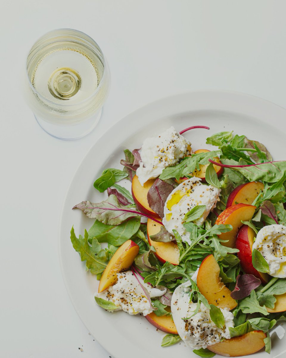Una ensalada de verano. Un Beronia Verdejo bien fresco. Y tus amigos en la mesa. No se necesita mucho más para conseguir el mejor plan. #Beronia