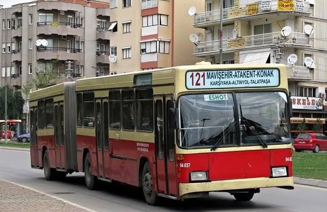 İzmir’deki belediye otobüslerinde bir dönem cep telefonu kullanmak yasaktı.
Biri telefonda konuştuğunda, “ABS bozulur, otobüs kitlenebilir” diye tepki gösterenler olurdu. Şu an kulağa tuhaf gelse de, o dönem bu uyarılar ciddiye alınırdı.