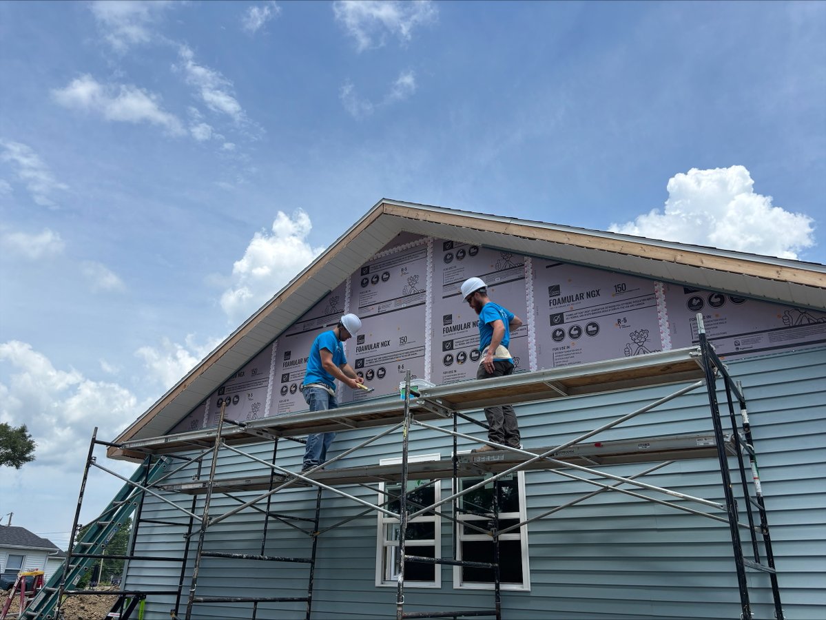 DukeEnergyIN's tweet image. Last week, our employees teamed up with Habitat for Humanity to help build strong and safe homes for families in need in Kokomo. 🔨🏡 This volunteer effort was a great opportunity to engage and make a lasting impact in a community we’re proud to serve.