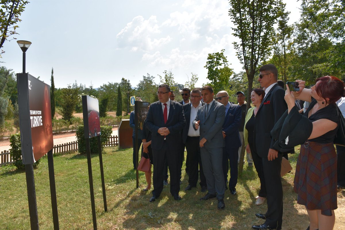 Tika_Turkiye's tweet image. #Arnavutluk'ta “Zaferin Adı Türkiye” temalı fotoğraf sergisi açıldı. 🇦🇱🇹🇷

📍TİKA tarafından Tiran’da inşa edilen 15 Temmuz Demokrasi Parkı’nda açılan sergide,  Türk milletinin 15 Temmuz'da gösterdiği toplumsal direnci ve demokrasiye sahip çıkışını yansıtan görsellere yer
