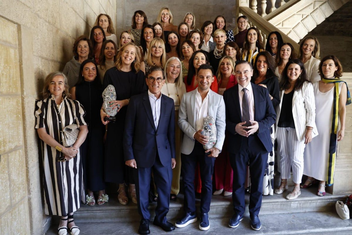 🔵 El Palacio de Carlos V de la Alhambra ha acogido hoy la primera edición de los Premios #Granada a la Cultura Europea del <a href="/elespanolcom/">EL ESPAÑOL</a>, que han reconocido la trayectoria de Alejandro Amenábar y el compromiso con el mecenazgo de la Fundación <a href="/LoeweOfficial/">LOEWE</a>, la cultura nos