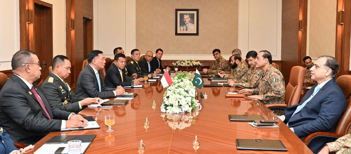 #ISPR
Lieutenant General Sjafrie Sjamsoeddin (Retd), Minister of Defence of #Indonesia leading a delegation comprising representatives from various services and intelligence agencies called on the Field Marshal Syed Asim Munir, NI (M), Chief of Army Staff (#COAS), #Pakistan Army