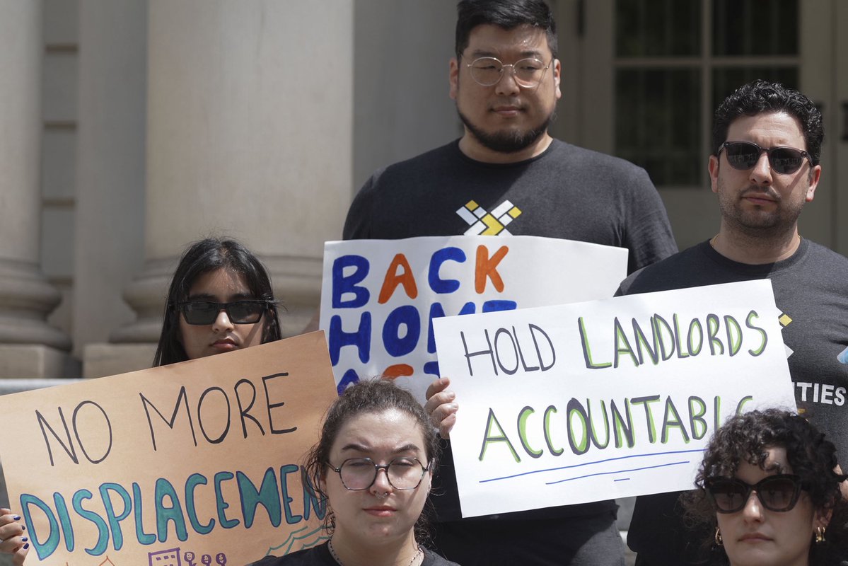 voteshekar's tweet image. Yesterday, @NYCCouncil passed my bill, part of the Back Home Act, to help displaced tenants stay in their neighborhoods— so kids can stay in their schools, be close to family, & have the same commute.
I'm proud to work with CM @JenGutierrezNYC & @PiSanchezNYC to protect tenants.