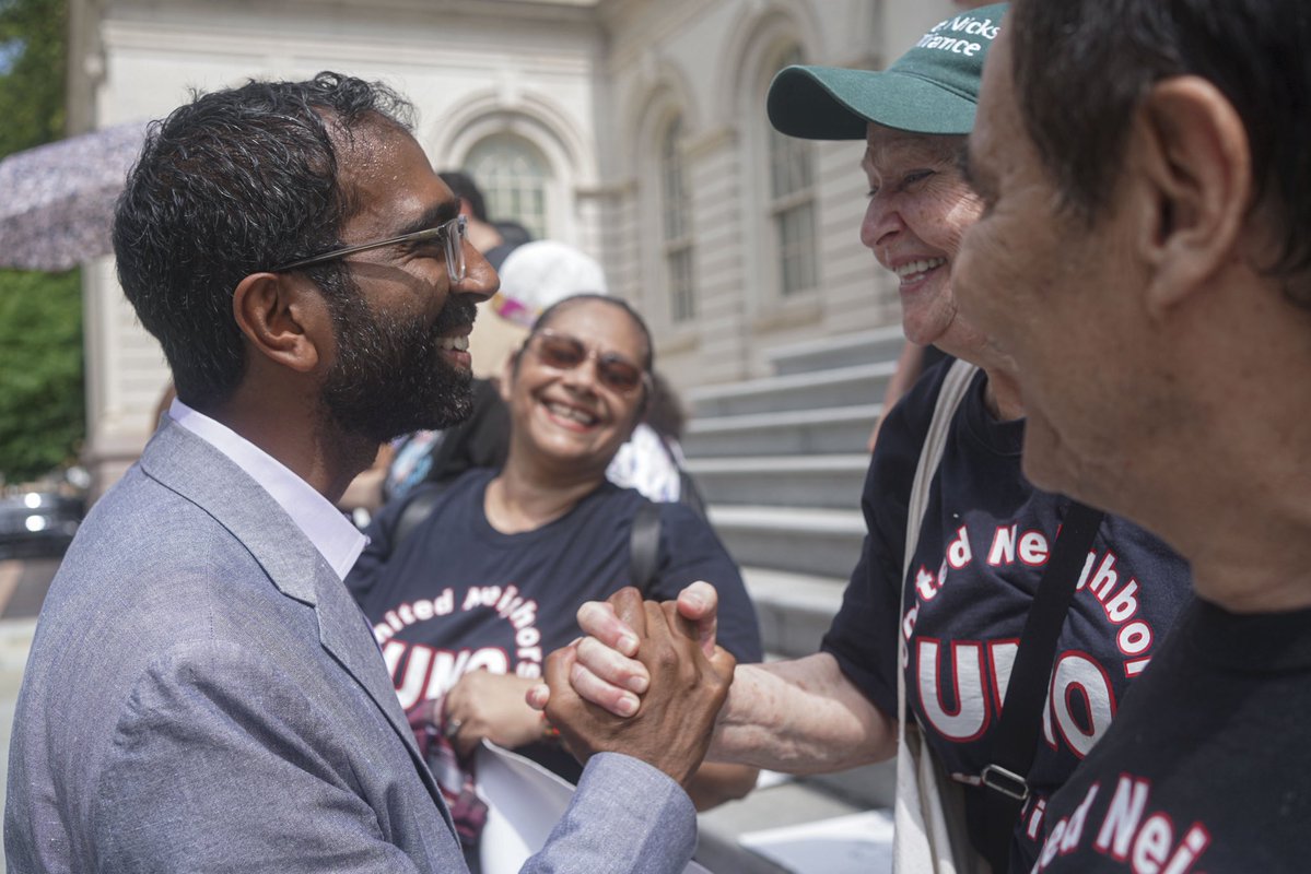 voteshekar's tweet image. Yesterday, @NYCCouncil passed my bill, part of the Back Home Act, to help displaced tenants stay in their neighborhoods— so kids can stay in their schools, be close to family, & have the same commute.
I'm proud to work with CM @JenGutierrezNYC & @PiSanchezNYC to protect tenants.