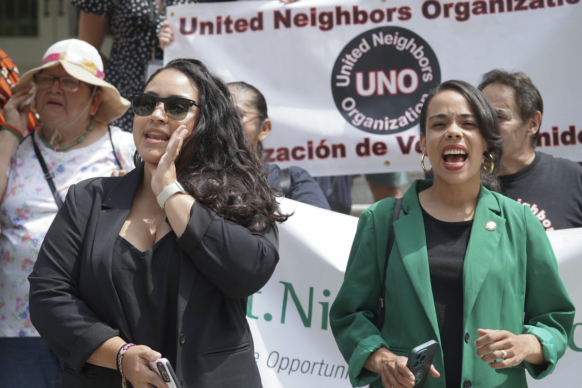 voteshekar's tweet image. Yesterday, @NYCCouncil passed my bill, part of the Back Home Act, to help displaced tenants stay in their neighborhoods— so kids can stay in their schools, be close to family, & have the same commute.
I'm proud to work with CM @JenGutierrezNYC & @PiSanchezNYC to protect tenants.