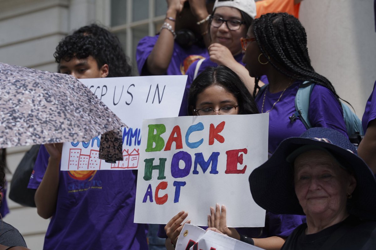 voteshekar's tweet image. Yesterday, @NYCCouncil passed my bill, part of the Back Home Act, to help displaced tenants stay in their neighborhoods— so kids can stay in their schools, be close to family, & have the same commute.
I'm proud to work with CM @JenGutierrezNYC & @PiSanchezNYC to protect tenants.