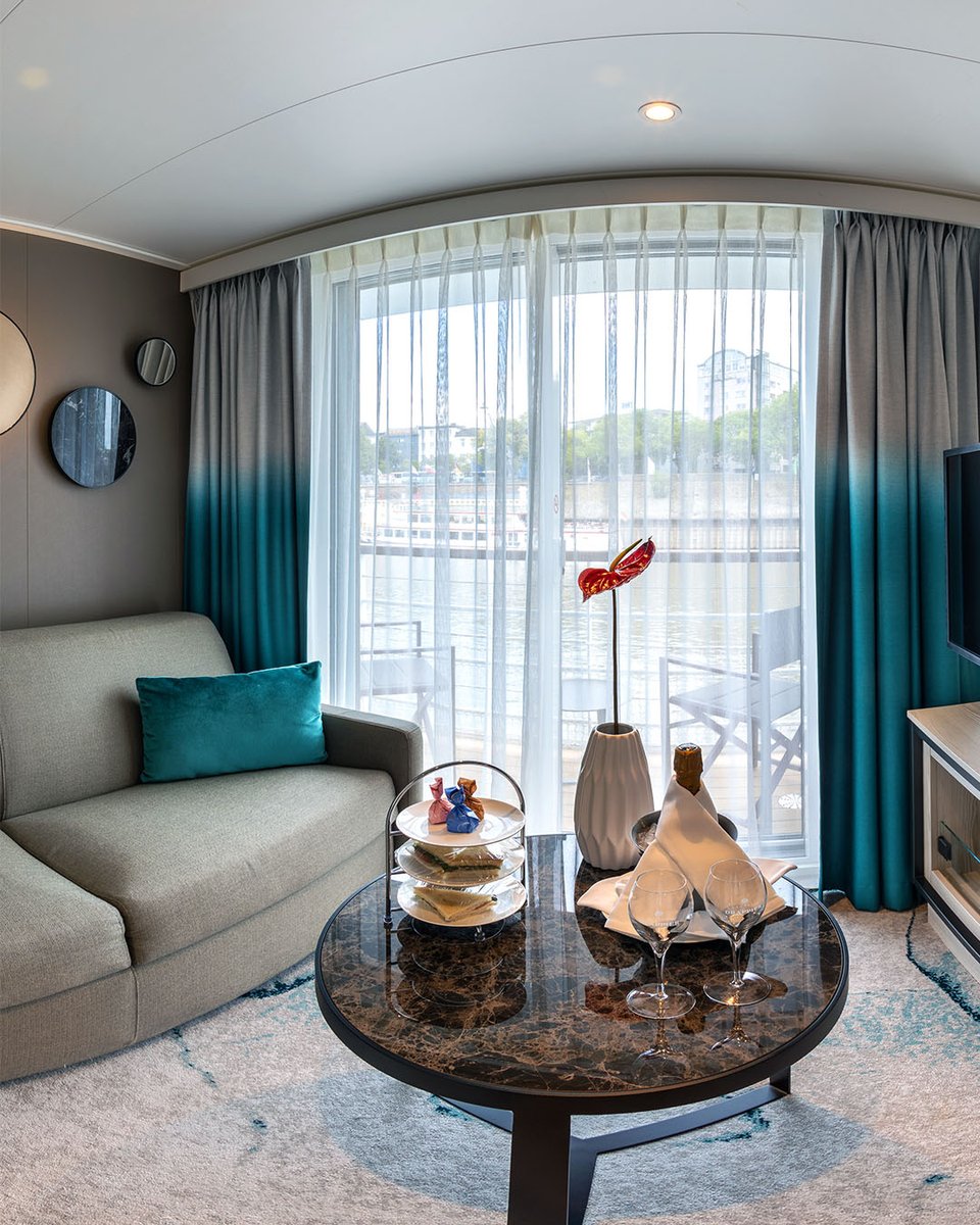 ✨ Die Suite auf der A-ROSA SENA. Freuen Sie sich auf bis zu 31m² pure Eleganz mit eigenem Balkon, begehbarem Kleiderschrank, Tageslichtbad und gemütlichem Sofa zum Entspannen.
🍹 Suite-Cocktail mit Hotelmanager
🍓 Täglich frisches Obst
🧼 Wäsche- und Bügelservice
🍾 Room-Service