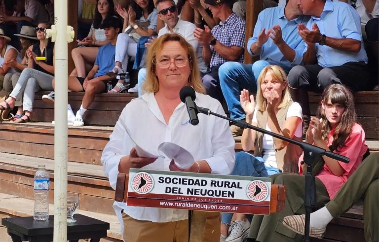 “El campo neuquino está en una situación crítica”, advirtió Cecilia De Larminat, presidenta de la Sociedad Rural del Neuquén.

Sequía, informalidad, ataques de perros y carne con hueso en la Patagonia: los temas que preocupan al sector.

📲 Leé más:
🔗realidadeconomica.com.ar/las-preocupaci…