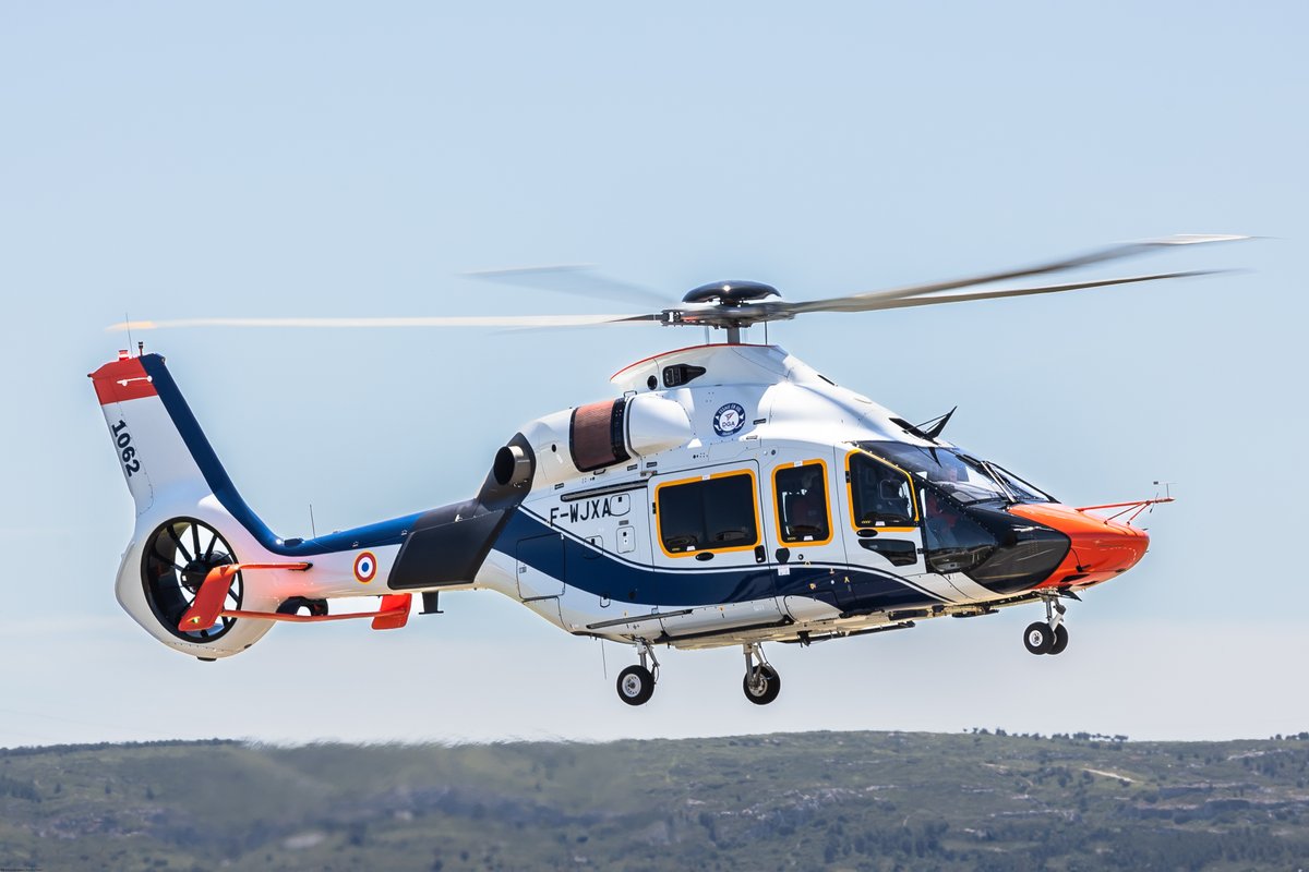 AirbusHeli's tweet image. #ICYMI, the @DGA's new Airbus #H160 made its official debut on #BastilleDay! Recognisable by the unique colors of its flight test livery, this latest-generation aircraft is set to play a crucial role in training France's next generation of test pilots at the EPNER school.