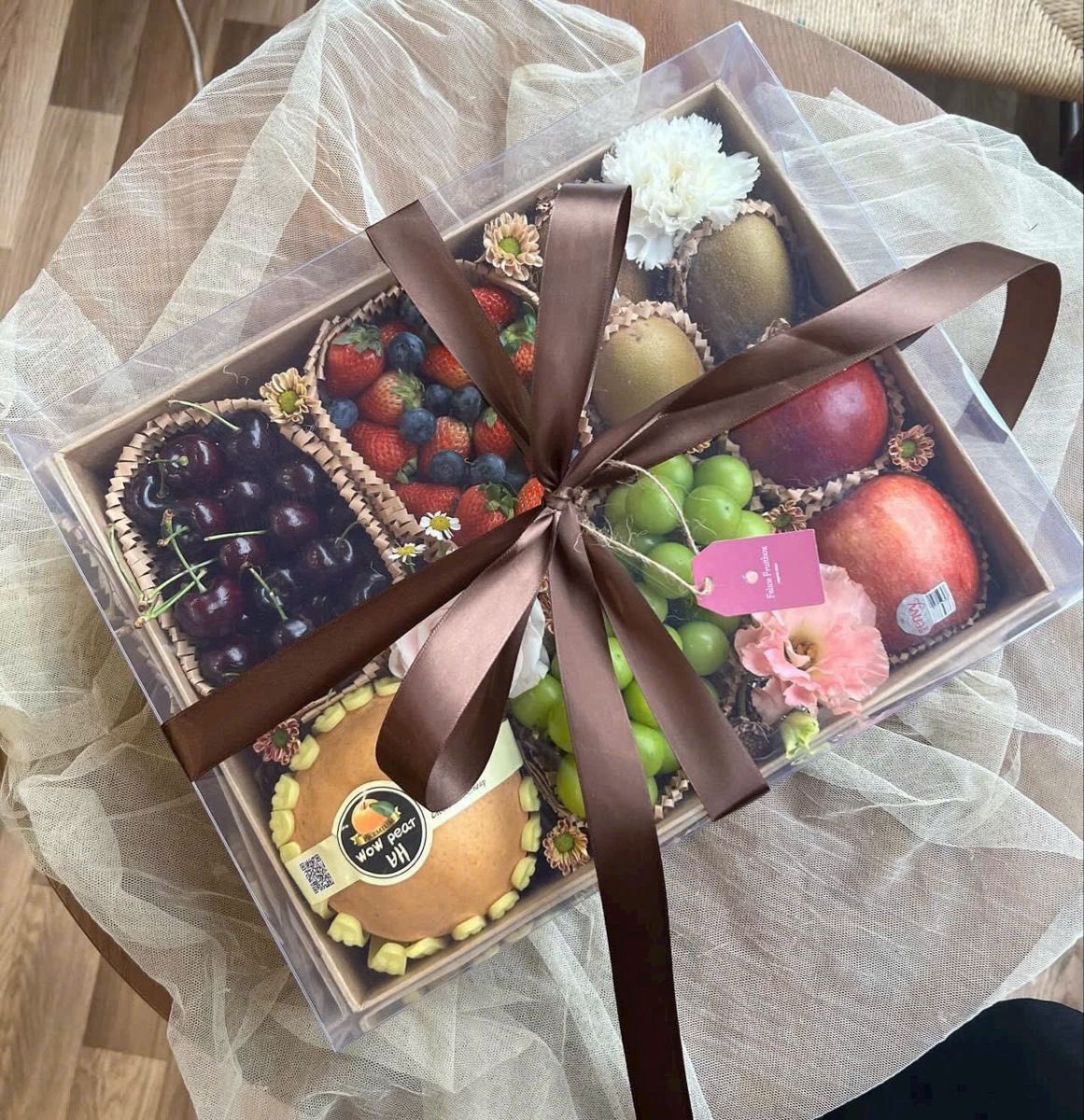 ZEFanctuary's tweet image. ㅤ
Bawa diri dan satu box buah ini untuk menjenguk temen yang lagi sakit, proper kan ya? 
ㅤ