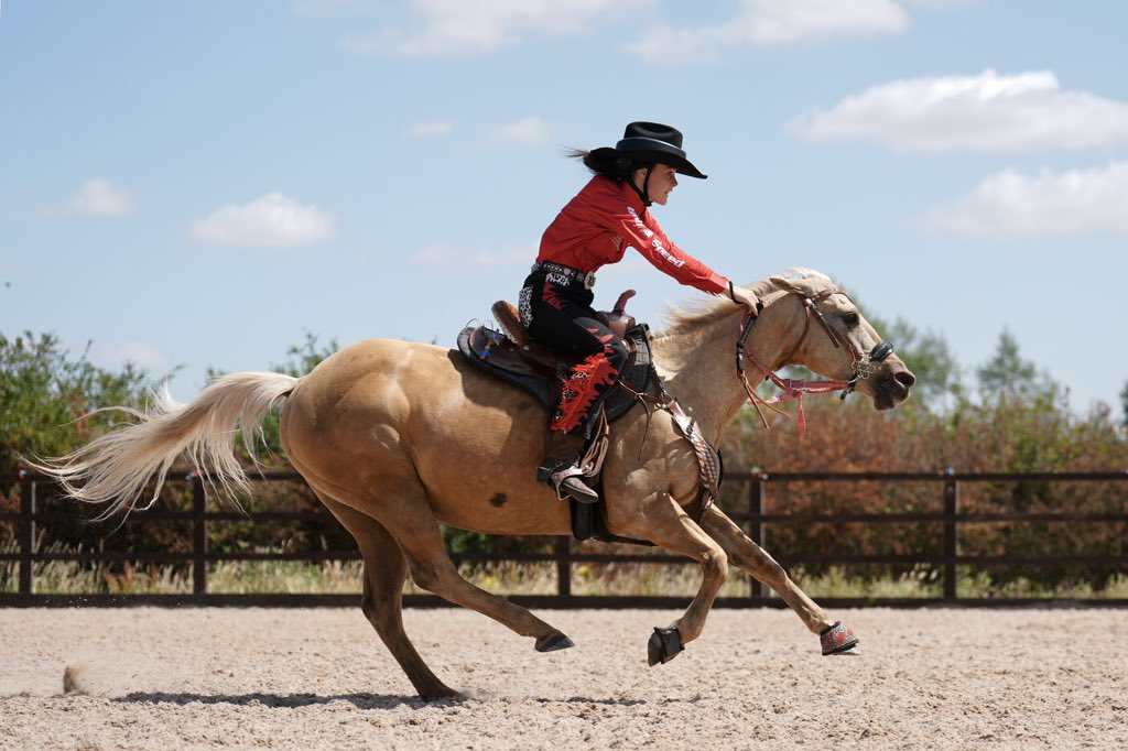 jjgiddens's tweet image. Barrel racer Eloisa Atkinson, 15, on her pony Peaches during a training session at 4 Strides Equestrian UK in Fulbeck, Lincolnshire. Eloisa from West Yorkshire is due to compete at the National Barrel Horse Association Youth and Teen World Championships in Georgia, USA