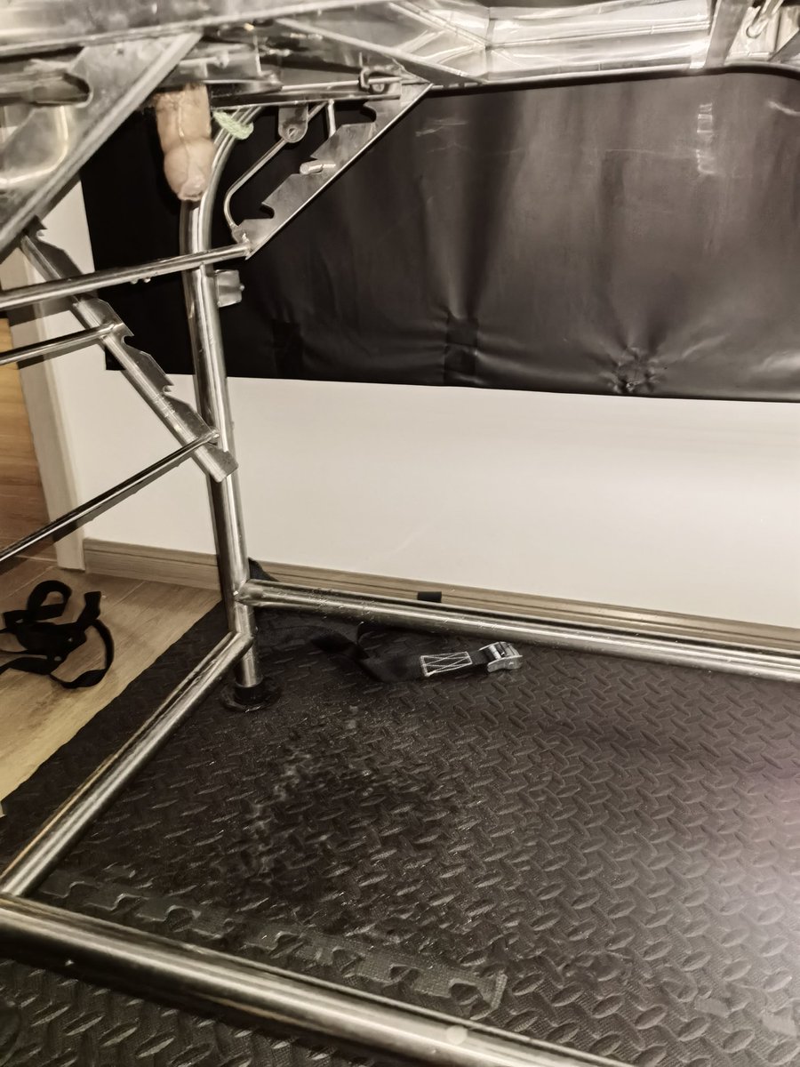 第二波。
驷马捆绑趴着被撸喷经
喷经之后继续撸
潮喷不止一次带点尿骚味