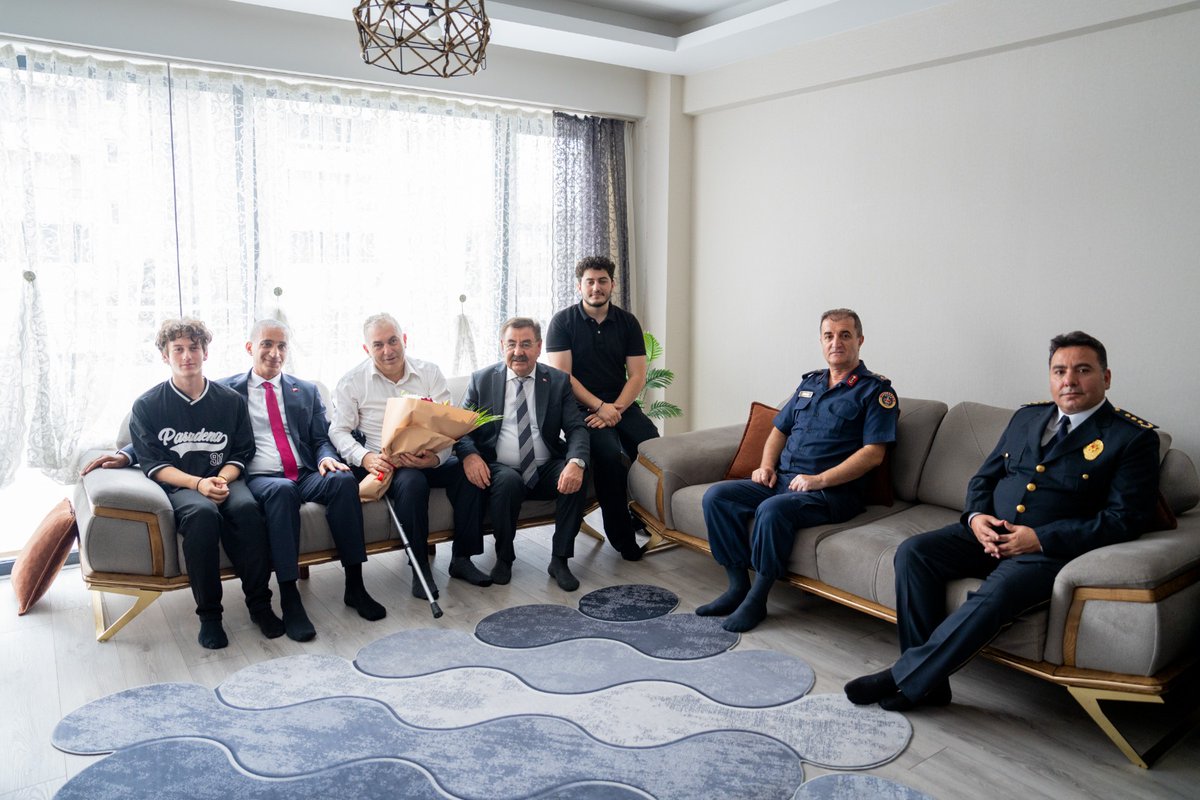 🇹🇷 Bugün 15 Temmuz’un yıl dönümünde Gölbaşı’nda şehitliğimizi ziyaret ettik, dualar ettik.
Ardından gazi ve şehit ailelerimiz ve yakınlarıyla bir araya geldik.
Camilerimizde hep birlikte Mevlid-i Şerif’e ve Kur’an-ı Kerim tilavetine katıldık. 

Gölbaşı, o karanlık gecede nasıl