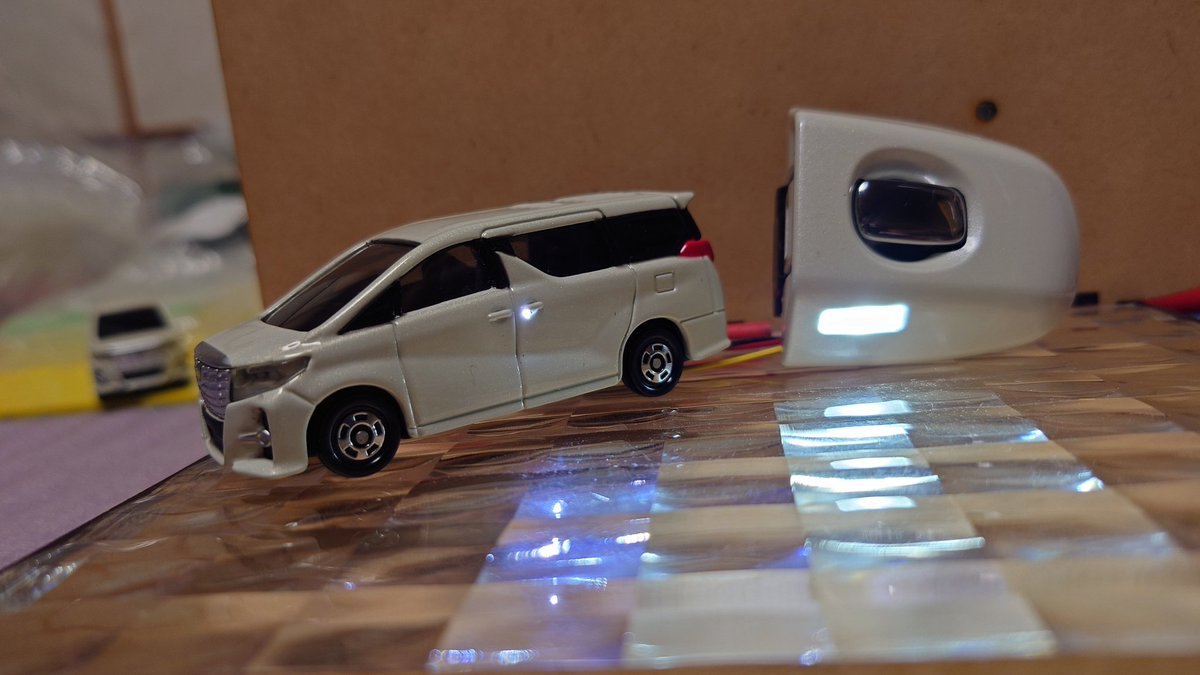 BRECE2006's tweet photo. ワンタッチオートスライドドアスイッチ
LED内蔵足元灯付き
#トミカ改造 #トミカ #voxy80 #alphard https://t.co/mKt1fuBk8q