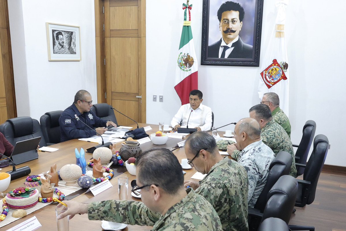 En la Mesa de Seguridad dimos seguimiento a las acciones que se realizan como parte del operativo #GuelaguetzaSegura, para garantizar que todas y todos los oaxaqueños disfruten de nuestra máxima fiesta con paz y seguridad.