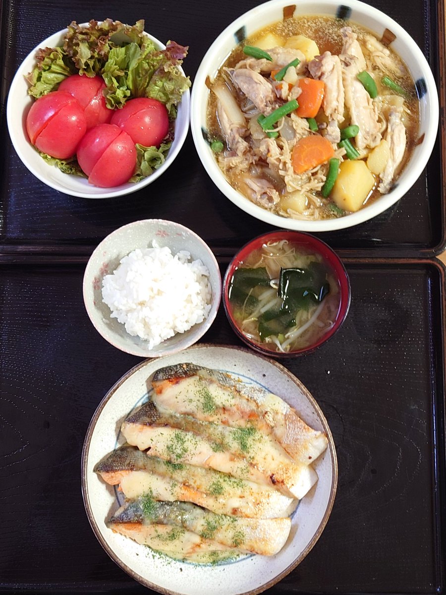 Tomi_01_26's tweet image. おつかれさまです🙇
鮭のチーズ焼き
鶏手羽中と野菜の煮もの
冷やしトマト レタス
もやし、わかめのみそ汁
生鮭にとろけるチーズを乗せて焼いただけですか、とてもおいしいです🧀
#おうちごはん